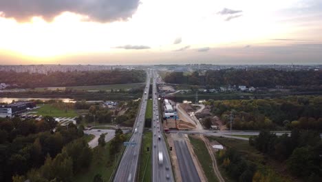 el puente de la autopista a1 sobre el río neris en kaunas, lituania en un lapso de tiempo aéreo de drones