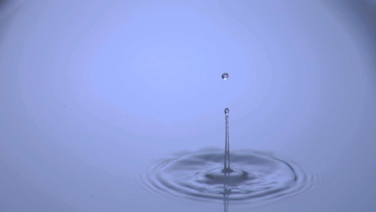 goteo de agua cayendo en cámara súper lenta