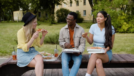 Junge-Freunde,-Die-Eine-Gute-Zeit-Zusammen-Haben