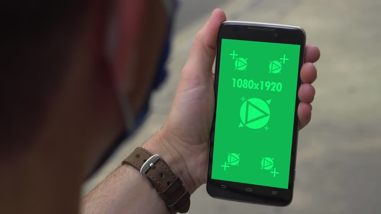 vista diurna de un hombre usando un teléfono inteligente de pantalla verde