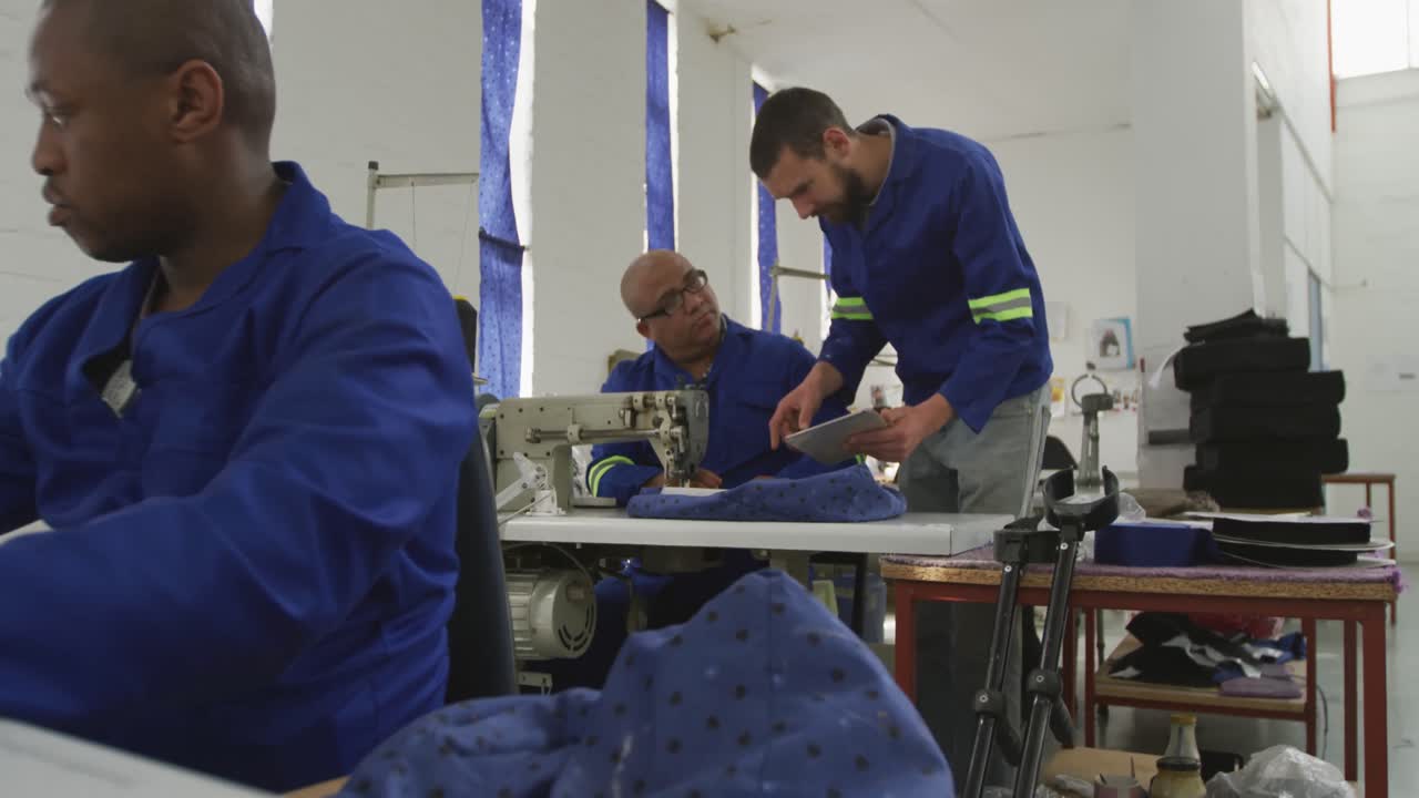 trabajadores discutiendo sobre el trabajo