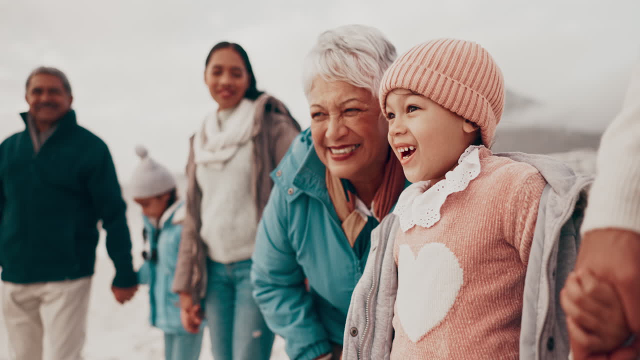 해변 가족, 할머니와 아이가 손을 잡고