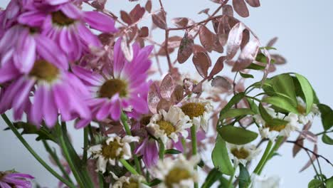 primer plano de una hermosa boutique con una variedad de flores maduras marchitadas en un jarrón