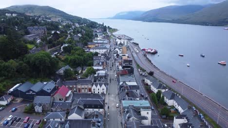 Fußgängerzone-In-Fort-Williams-Town,-West-Highland-Museum,-Stadtzentrum---4K-HD-Aufnahmen-Aus-Der-Luftdrohne-Fliegen-Zurück