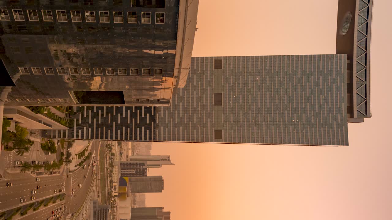 Ilha Al Reem em Abu Dhabi, Emirados Árabes Unidos, horizonte da cidade - time-lapse vertical do pôr do sol ao anoitecer