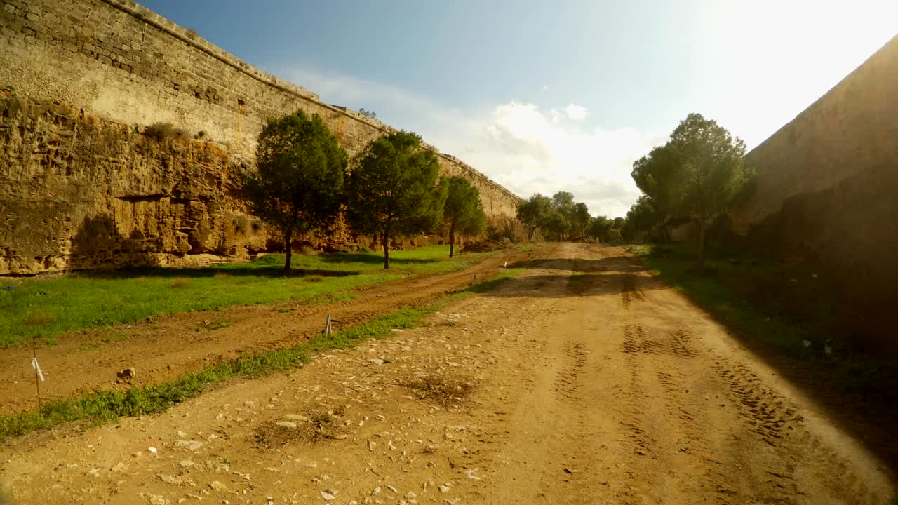 높은 성벽을 가진 고대 요새인 파마구스타 (famagusta) 의 깊은 구이에 있는 길.