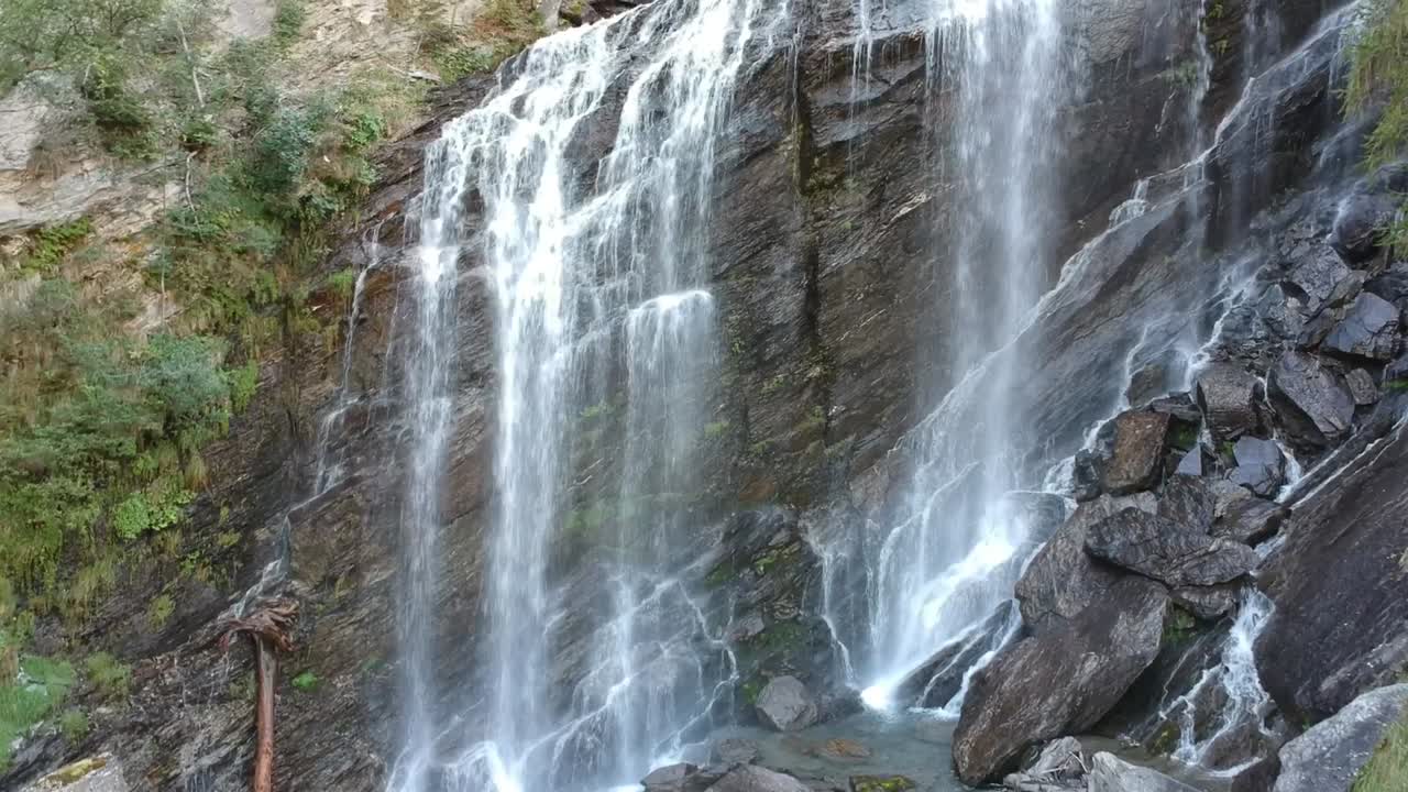vistas aéreas de cascadas en el valle de aosta