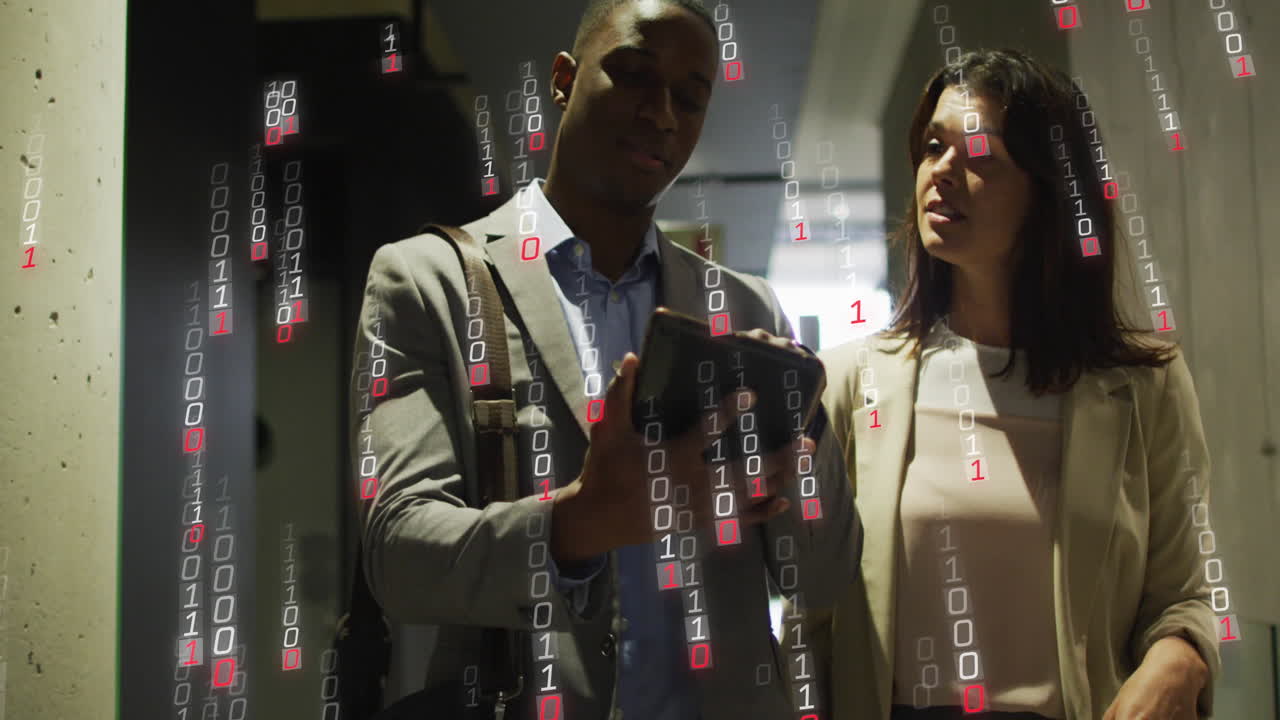 animación de codificación binaria y procesamiento de datos sobre personas de negocios que usan tableta.