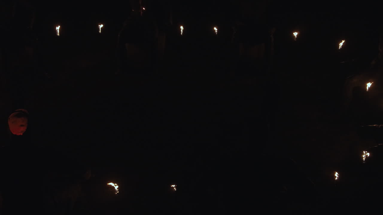 밤에 타오르는 캠프 파이어