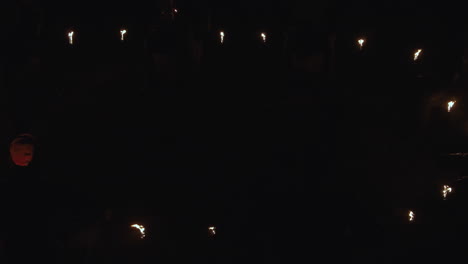 el fuego del campamento ardiendo en la noche