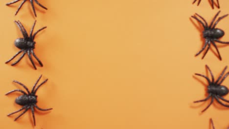 Nahaufnahme-Mehrerer-Spinnenspielzeuge-Mit-Kopierraum-Vor-Orangefarbenem-Hintergrund