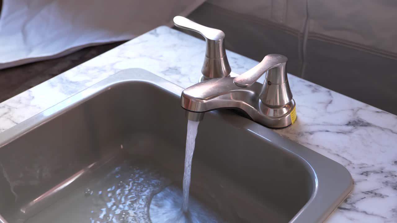 preparar el grifo para el invierno en un remolque de tienda rv dejar que se agote el agua y que entre el anticongelante rosa