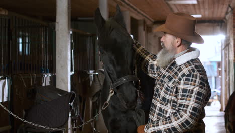 hombre con caballo en los establos