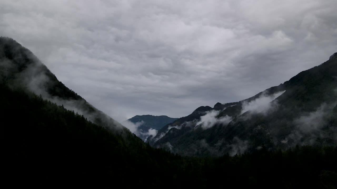 슬로베니아 안개가 자욱한 산 풍경 공중 드론 12.mp4