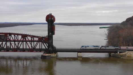 Drohnen-Luftaufnahmen-Eines-Amtrak-Personenzuges,-Der-Den-Mississippi-Auf-Einer-Zugbrücke-In-Burlington-Iowa-überquert