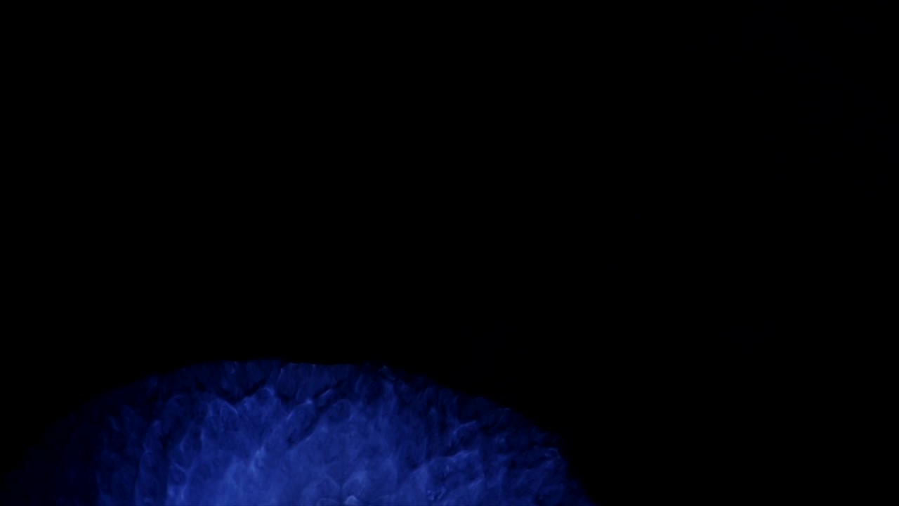 Dal buio emerge un sole viola scuro e vorticoso.