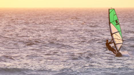 Männlicher-Surfer-Beim-Windsurfen-Am-Strand-4k