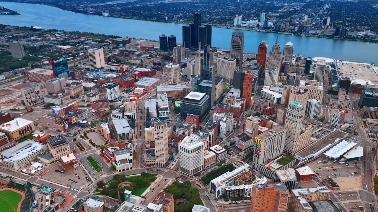 Detroit, VS, 28 juli 2025: Landschap van het centrum van Detroit, Michigan, VS. Moderne, prachtige stad, doorkruist door de rivier vanuit dronebeelden