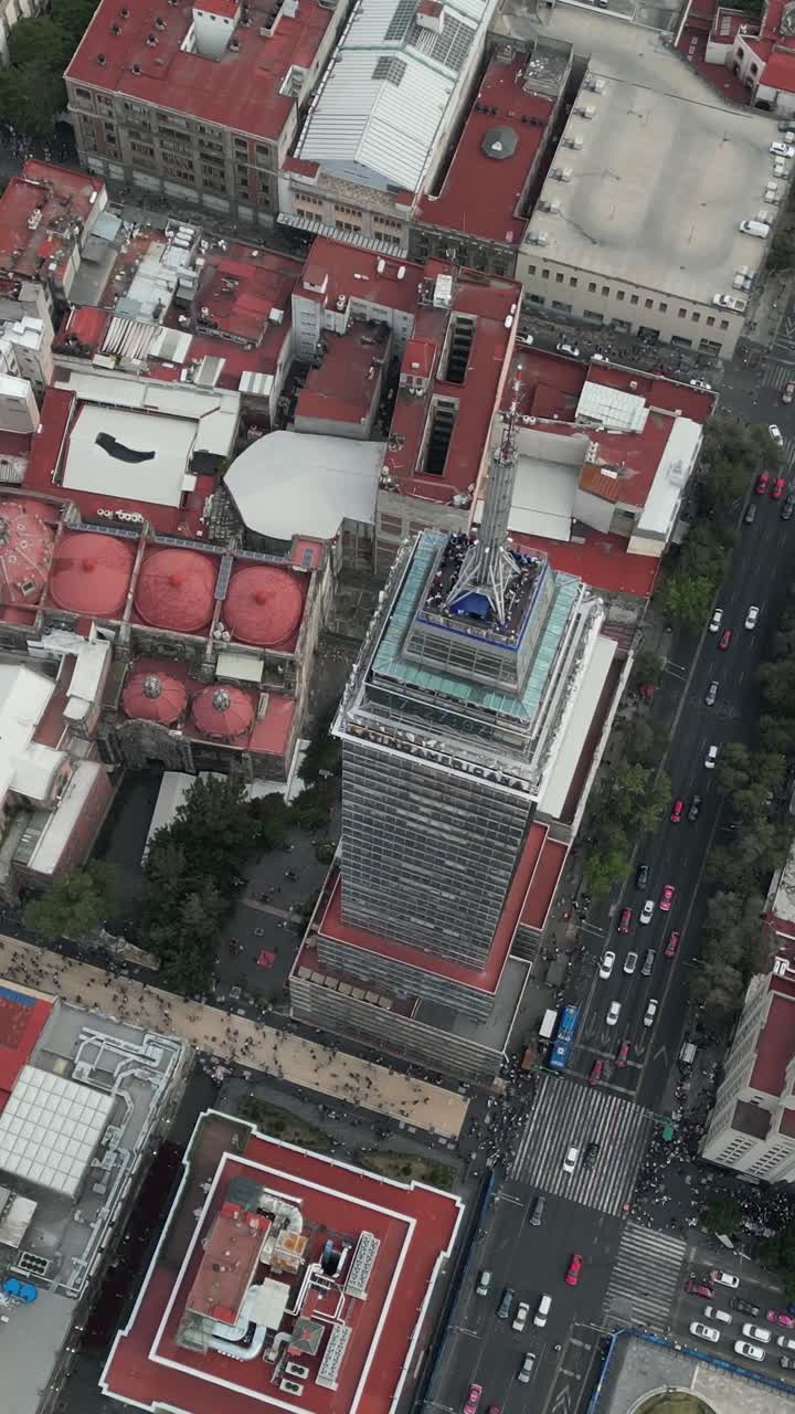Meksiko Şehri'ndeki Torre Latino'nun dikey havadan yörüngesel görünümü