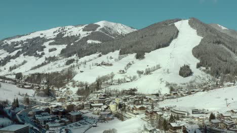 薩爾巴赫滑雪場 (saalbach ski resort) 位於奧地利的雪覆蓋的山坡,從空中拍攝