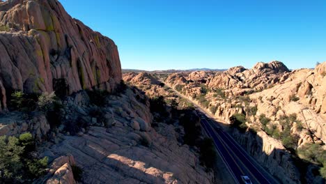 Carreteras-De-Arizona,-Antena-De-La-Carretera-A-Través-De-Acantilados-De-Roca-Roja-Cerca-De-Prescott,-Arizona