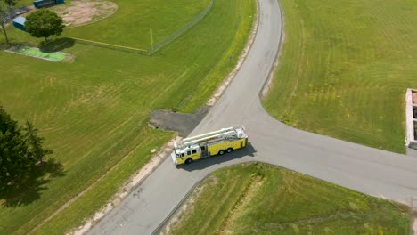 Drohnenaufnahme-Eines-Feuerwehrautos,-Das-Unter-Kontrollierten-Bedingungen-Rückwärts-Gefahren-Wird