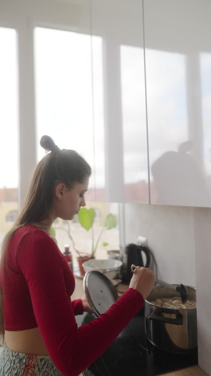 mujer cocinando en una cocina moderna