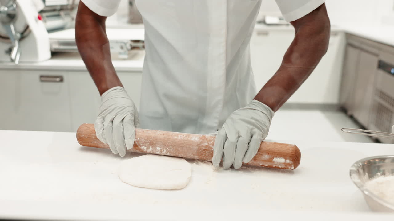 manos, rodillo y chef con masa