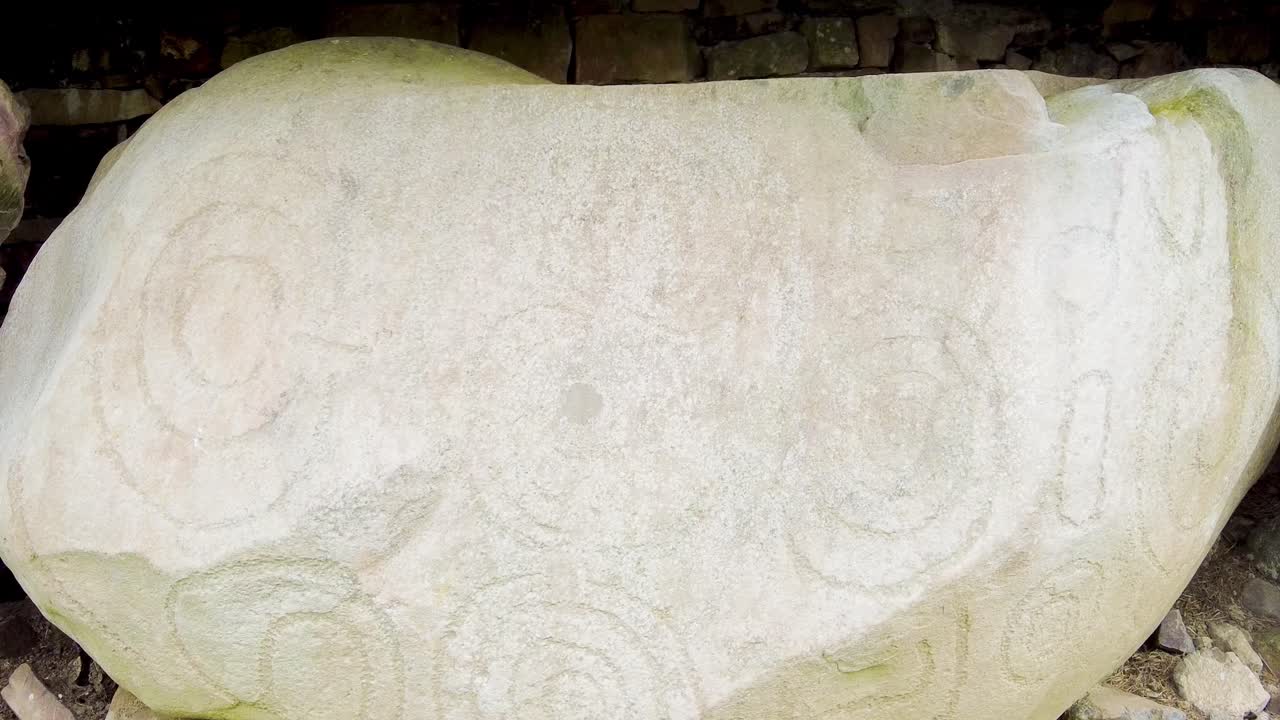아일랜드의 노스 뉴그레인지 (knowth newgrange louth) 의 기원전 3200년 신석기 석조 조각의 4k  ⁇