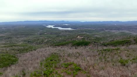 lago james nc, carolina del norte en la distancia desde el bosque nacional pisgah