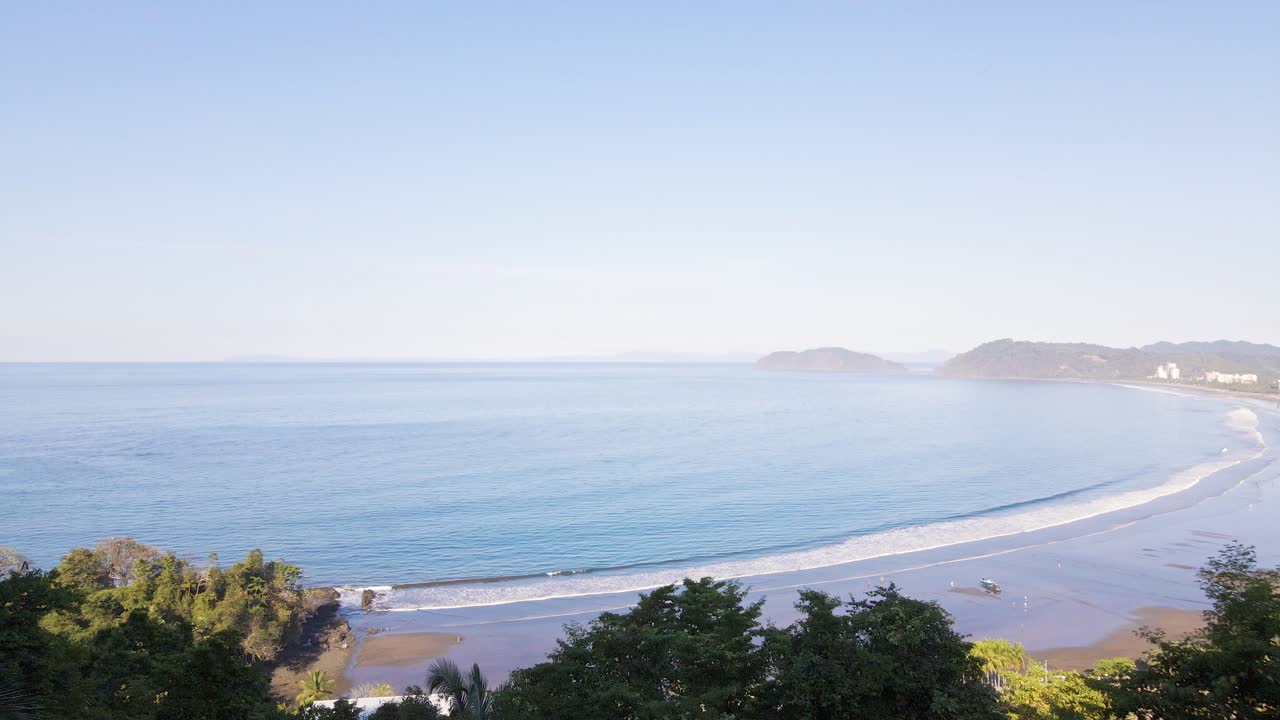 코스타리카의 중부 태평양 해안에 있는 열대 해안 도시 자코에 있는 아름다운 모래 해변.