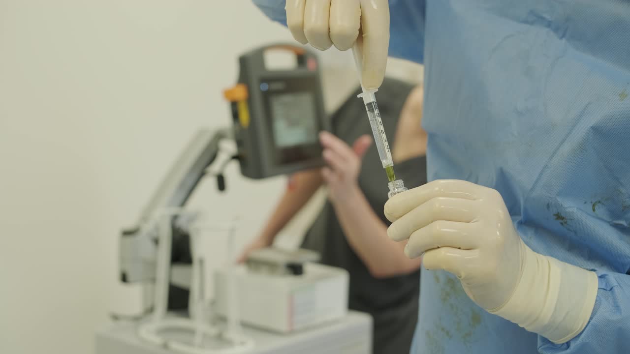 다리 양의 경우, 정맥 경화 치료를 위해 phlebology 절차에서 bioglue를 사용하여 정맥을 결합합니다.