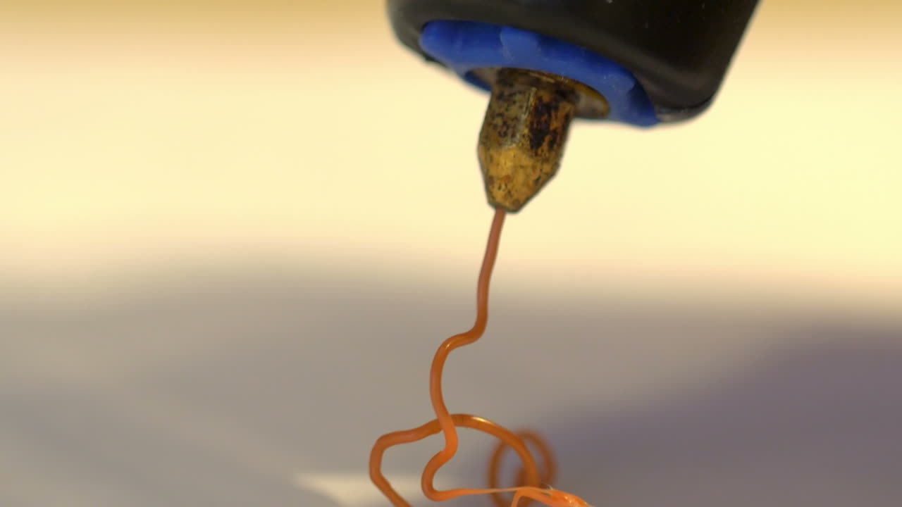 플라스틱 가닥으로 3d 펜을 만드는 물체