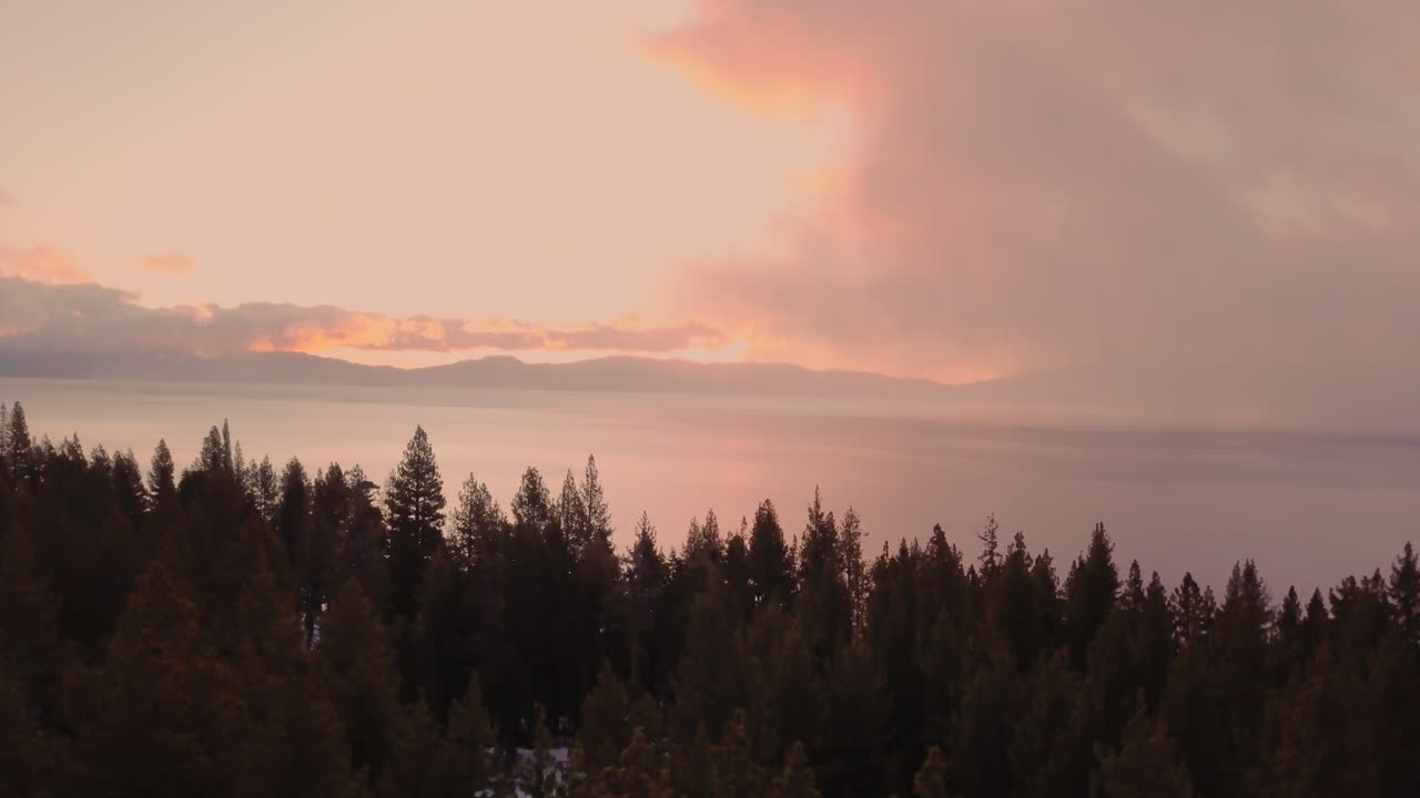 toma de drone del amanecer en el lago tahoe