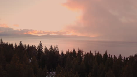 Toma-De-Drone-Del-Amanecer-En-El-Lago-Tahoe