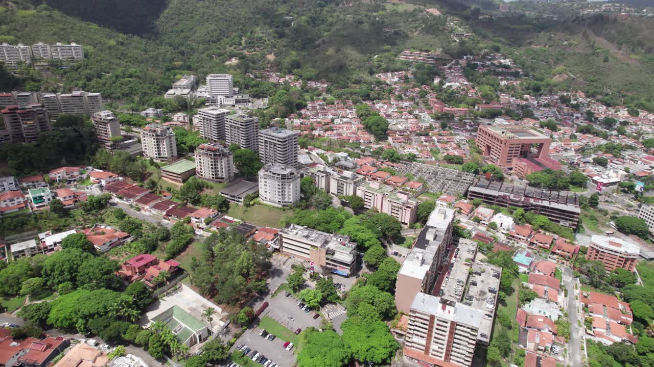 Vista aerea di Caracas con le montagne circostanti