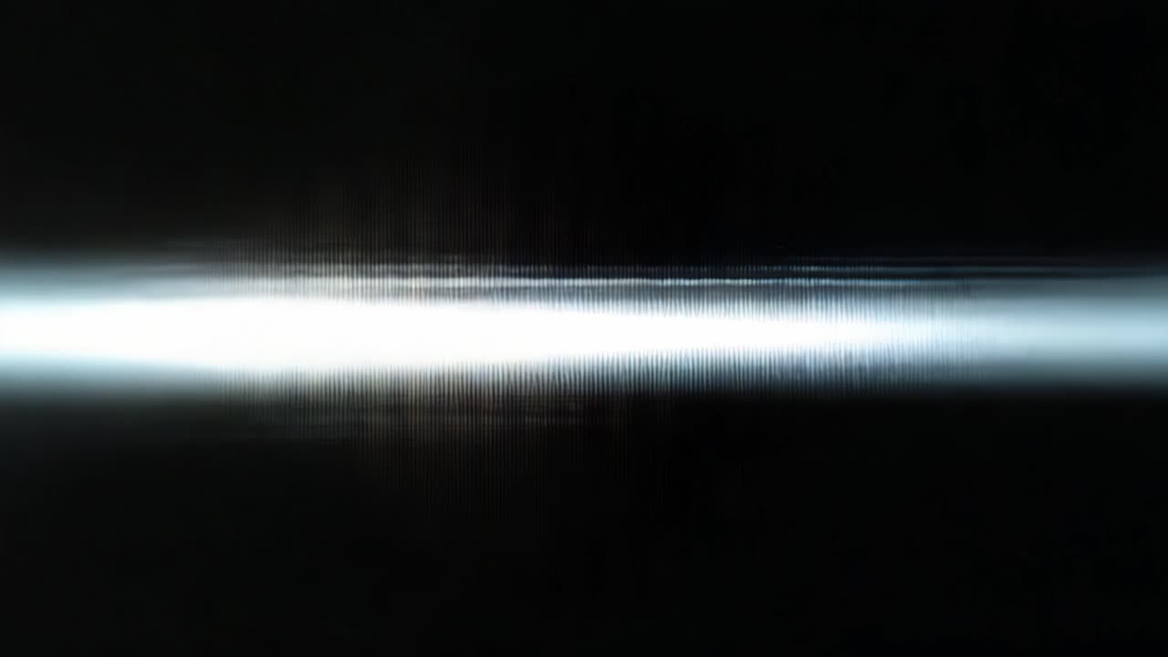 Bagliore etereo: Una sequenza dinamica di transizioni di luce catturata da due fotogrammi distinti, che evoca un senso di movimento e un ritmo visivo in un ambiente oscuro.