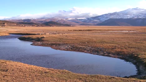 Pan-across-a-beautiful-mountain-valley-in-the-Sierra-Nevada-mountains