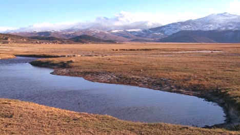 pan a través de un hermoso valle de montaña en las montañas de sierra nevada