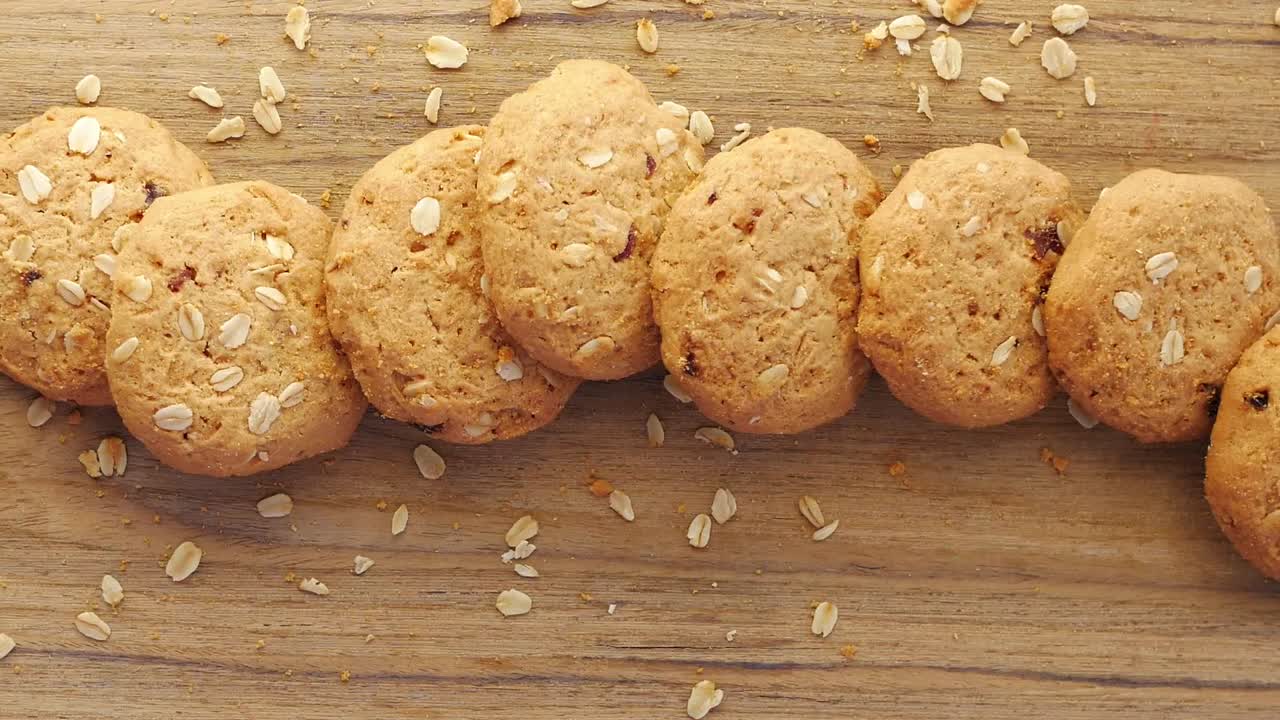 galletas de avena en tablero de madera