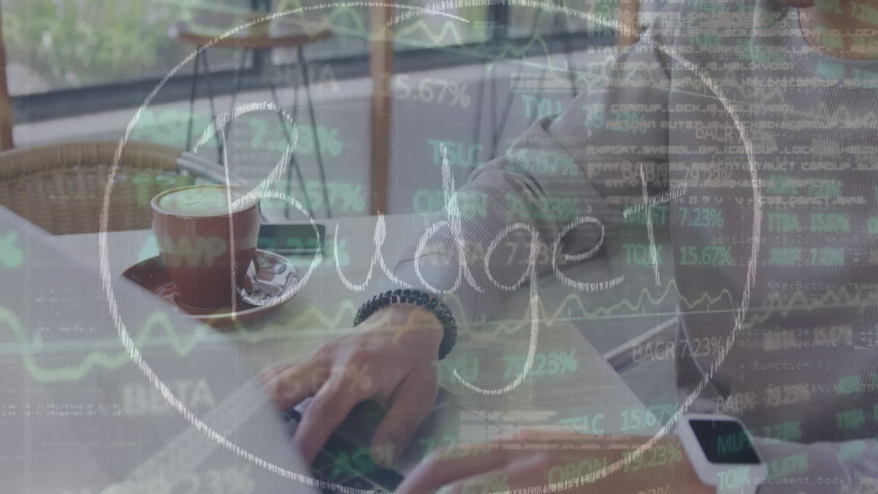 노트북을 사용하는 백인 남성에 대한 금융 데이터 처리 및 예산 텍스트의 애니메이션