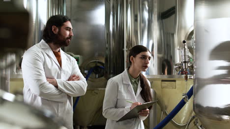 hombre y mujer haciendo control en la cervecería