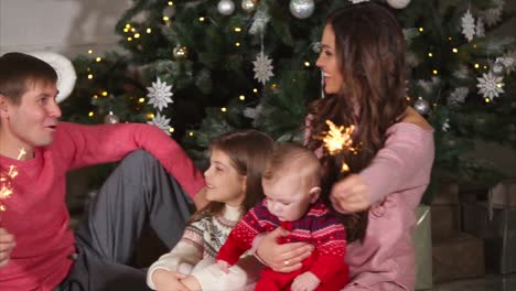 feliz familia celebrando la navidad