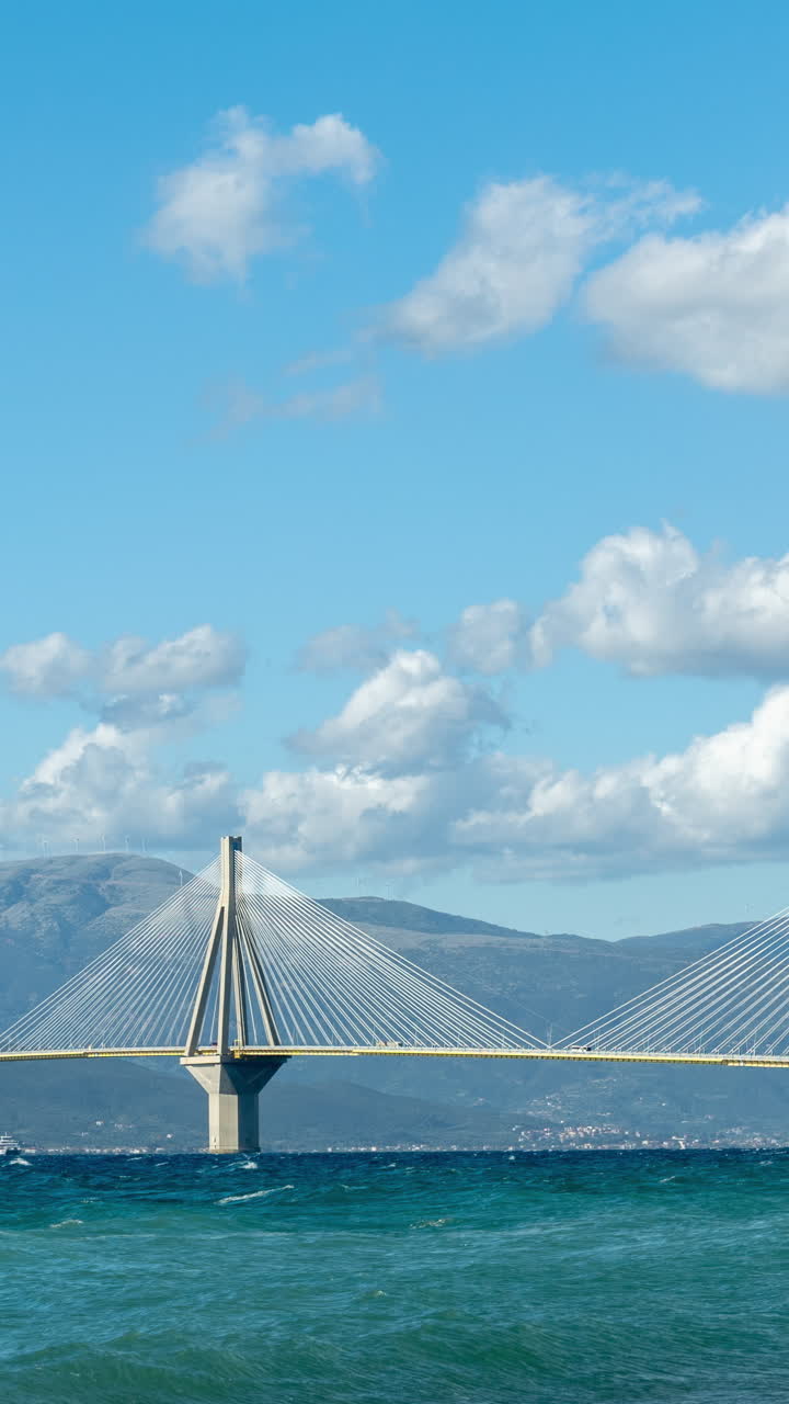 el puente rio-antirrio en patras, grecia, en vertical