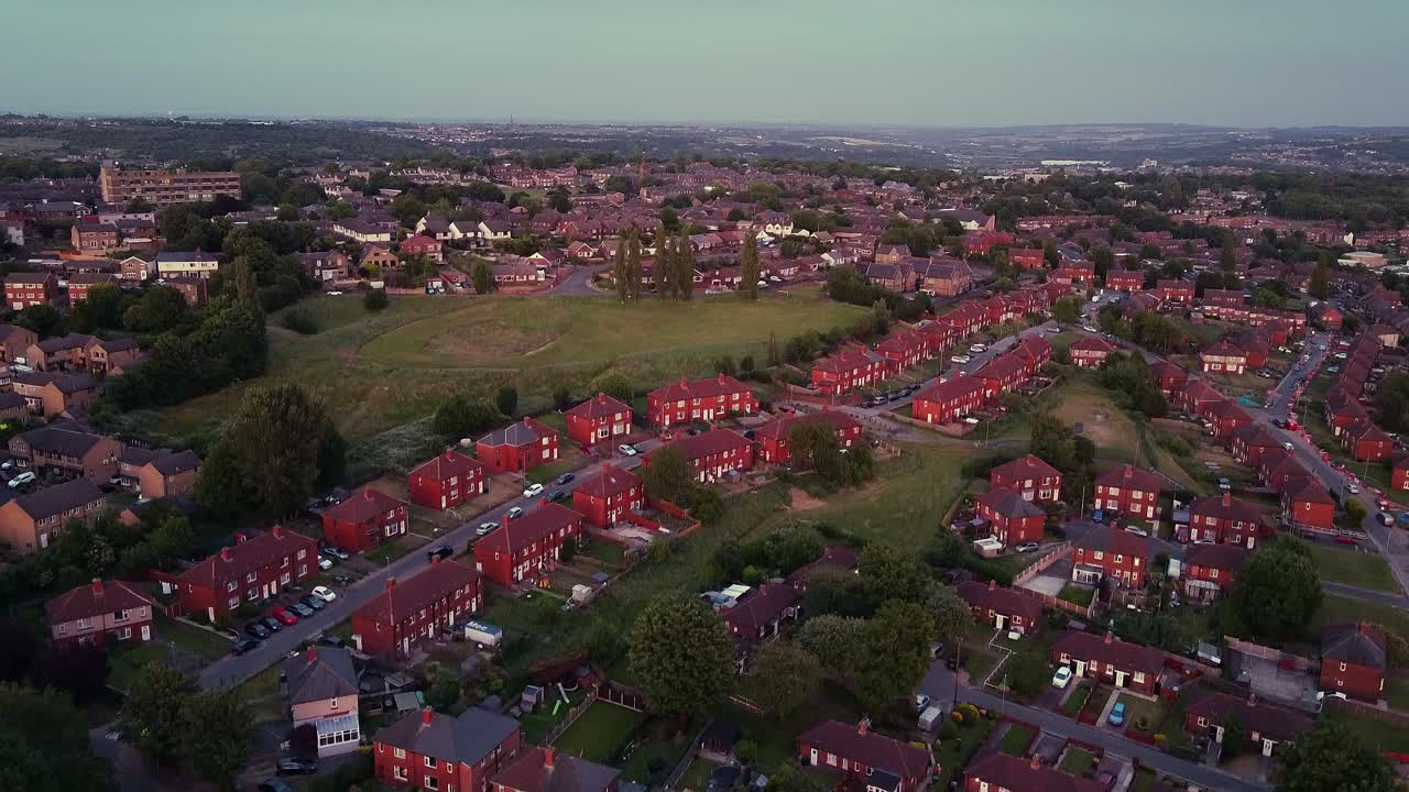 casas de ladrillo rojo construidas por el consejo típicas de un gran porcentaje de hogares del reino unido en la región de west yorkshire