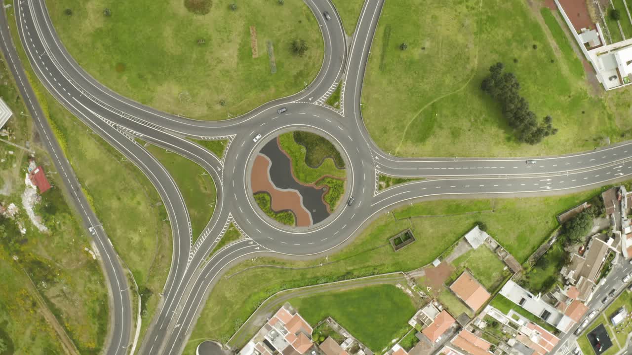 폰타 델가다 (ponta delgada) 로 둥근 교차로가 리베이라 그란데 (ribeira grande) 로 연결되는 드론 영상.
