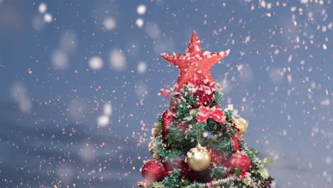 nevando en el arbol de navidad