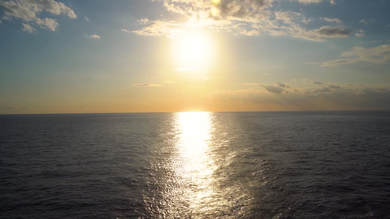 해가 지는 곳과 해가 바다 위에 있는 지평선