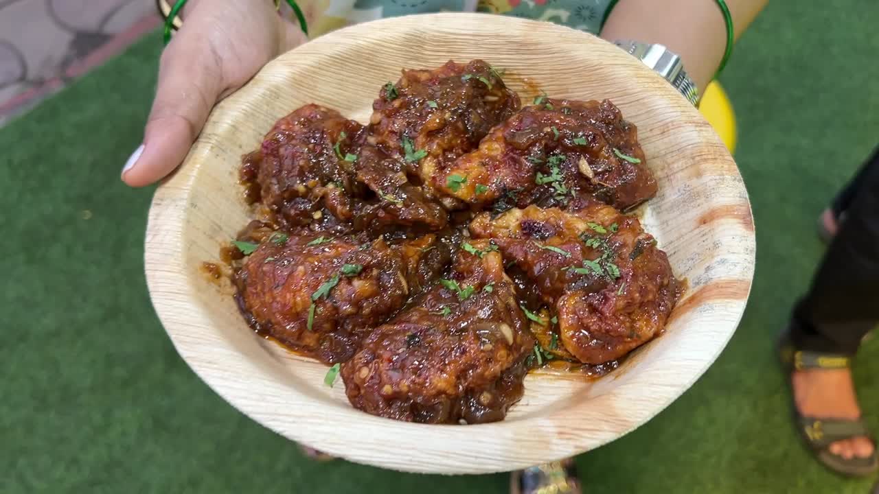 Paistettu schezwan momo, fuusio-momo-tyyppinen ruokalaji, jota tarjoillaan Kolkatassa, Intiassa.
