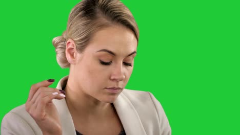 retrato de rubia, mujer de negocios casual en el trabajo en la oficina en una pantalla verde, llave de croma